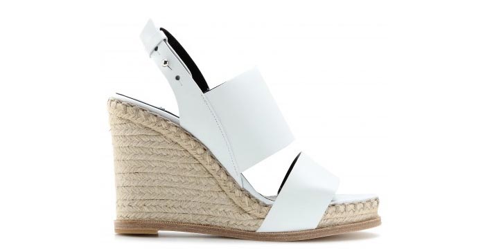 Zomer musthave: Balenciaga wedges. Alles over deze te gekke Balenciaga wedges, een echte zomer musthave voor 2014. Clean, simpel en wit.