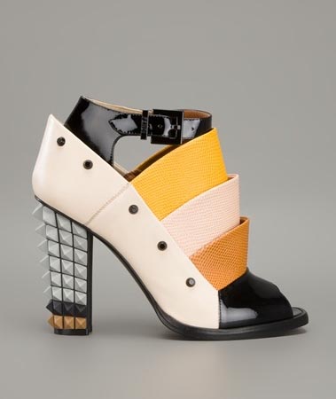 Gespot: Colourblock high heels van Fendi. De Fendi high heels in colourblock werden gespot op de catwalk van 2013. Ontdek alles over high heels hier!