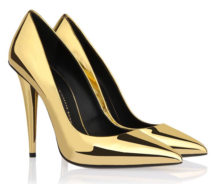 On trend: Gouden pumps voor 2014. Alles over gouden pumps voor aankomende lente en zomer van 2014. Laat je inspireren en stijl je outfit af met goud!
