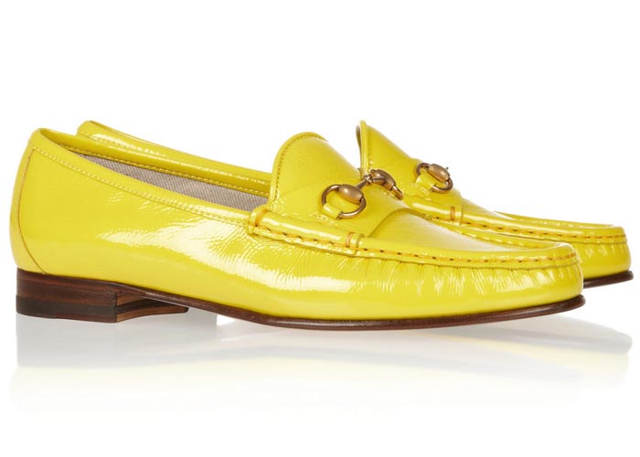 Zomerse luxe: Gucci loafers. Schoenen, loafers en meer van Gucci. Horsebit details en kwastjes op verschillende kleuren loafers van Gucci. Ontdek alles hier.