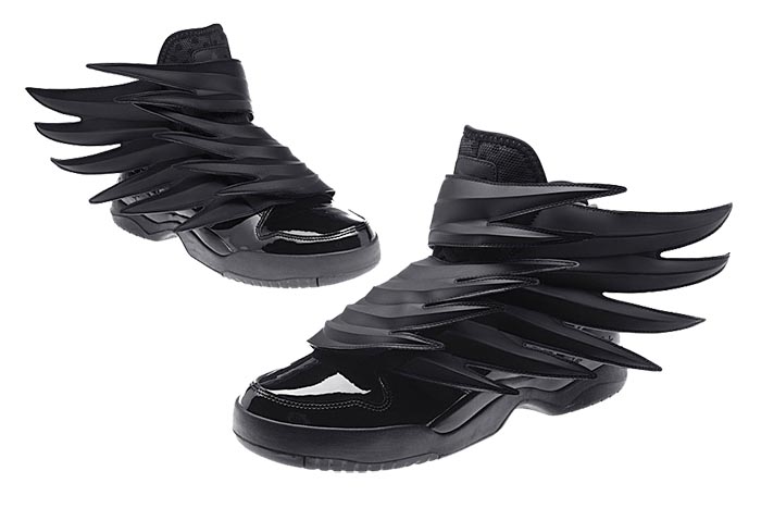 3D Jeremy Sott Adidas Wings sneakers. Alles over de Jeremy Scott Adidas sneakers: het 3D wings design voor heren. Zwarte lak sneakers. Bekijk hier.