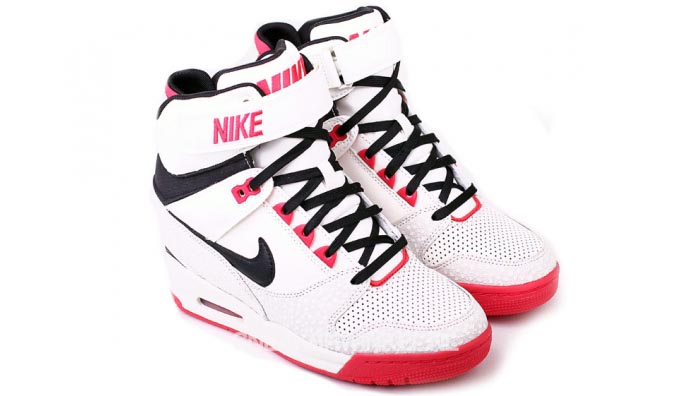 Musthave: Nike Dunk Sky High sneakers. Lees hier alles over de Nike Dunk Sky High sneakers. Een musthave in de schoenenkast van iedere Shoejunk!