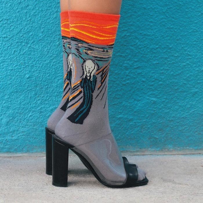 Fashion en Art komen samen in deze sokken. Fashion & Art in de vorm van sokken. Bekijk deze leuke musthave. Perfect voor de sokken in sandalen trend.