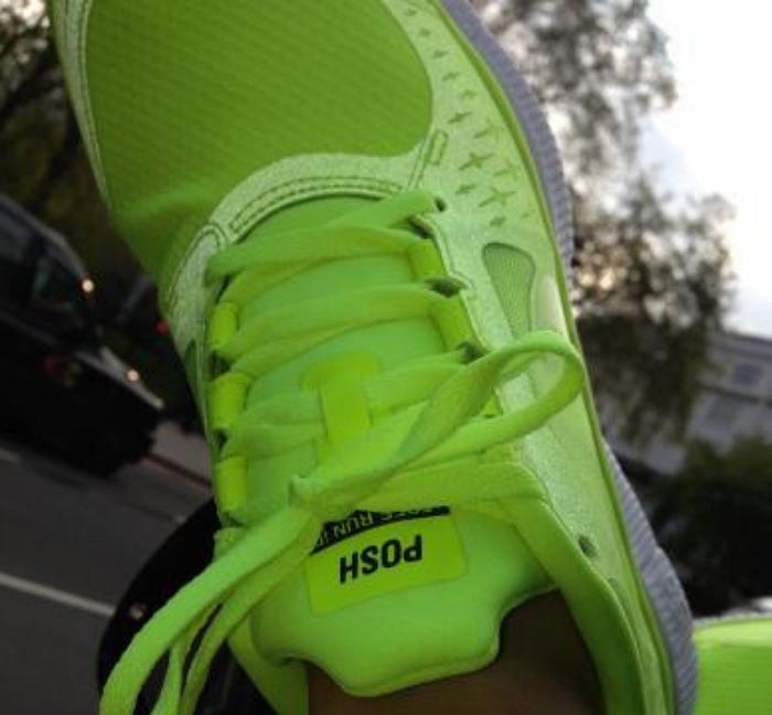 Gespot: Victoria Beckham tweet haar Nike sneakers. Bekijk hier de Nike sneakers van  Victoria Beckham. Onlangs gespot aan haar voeten!