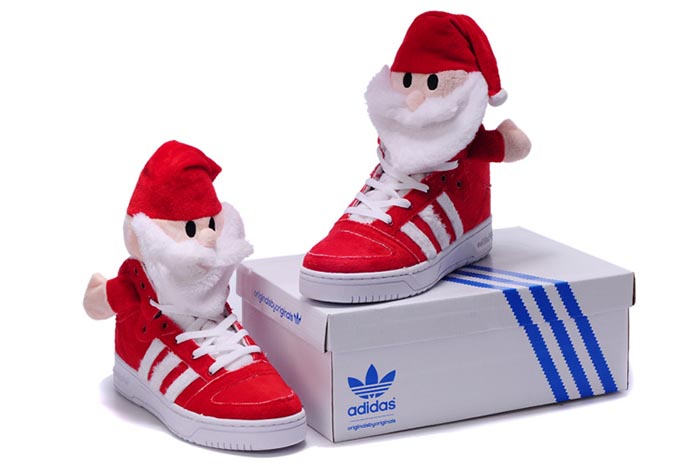 Kerstman sneakers Jeremy Scott Adidas. Alles over de kerstman Santa Claus sneakers van Jeremy Scott Adidas. Gezellig, grappig, opvallend en leuk!