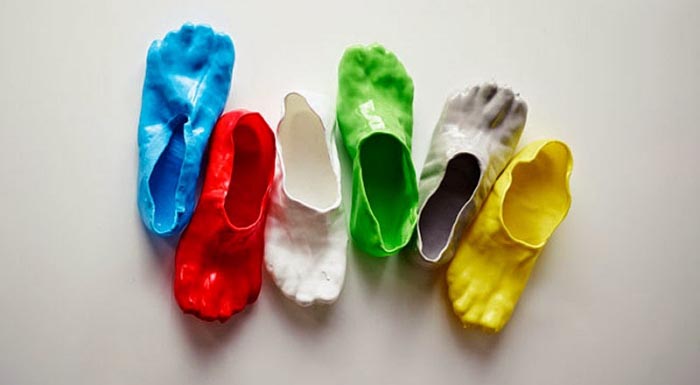 Funny find: Deze slippers zijn geïnspireerd op kaasfondue! Kaasfondue aan je voeten? Hoe bizar. Ontdek de kaasfondue slippers hier. Grappig en leuk!