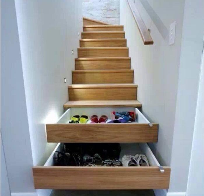 Super handig: Schoenen opbergen in deze trap! Alles over deze super handige oplossing: schoenen opbergen in je eigen trap! Hoe handig en leuk is dat!