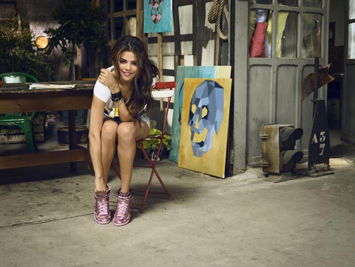 Selena Gomez Neo Adidas collectie 2014. Alles over de Selena Gomez Neo Adidas collectie 2014. Grunge, bloemenprints, doodskoppen T-shirts. Ontdek hier.
