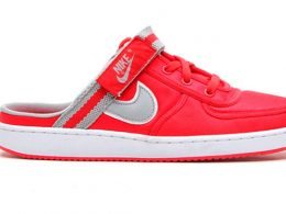 Gespot: Nike Vandal clogs