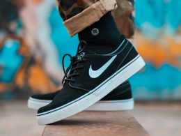 Droom je van een fantastische sneaker collectie? Zo lukt het! sneakers bij een bruine broek